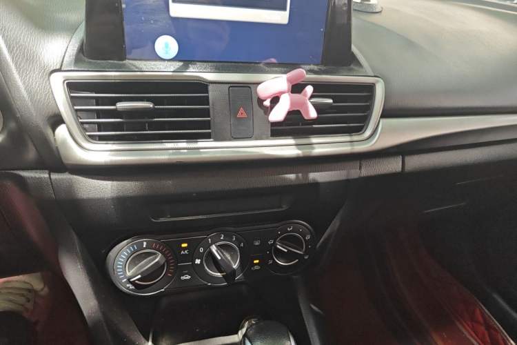Used Mazda 3 Axela 2019 Cloud-Control Edition Hatchback 1.5L Automatic Comfort Model China VI Standard Audio And AC Panel