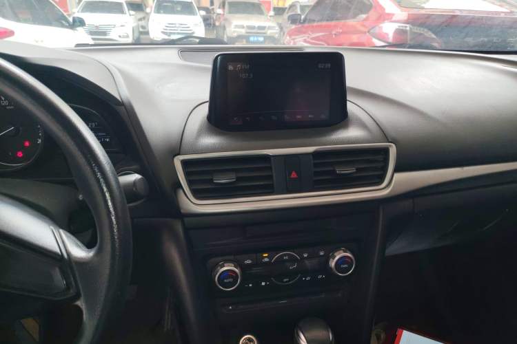 Used Mazda 3 Axela 2019 Cloud-Controlled Sedan 1.5L Automatic Luxury Model China VI Standard Audio And AC Panel