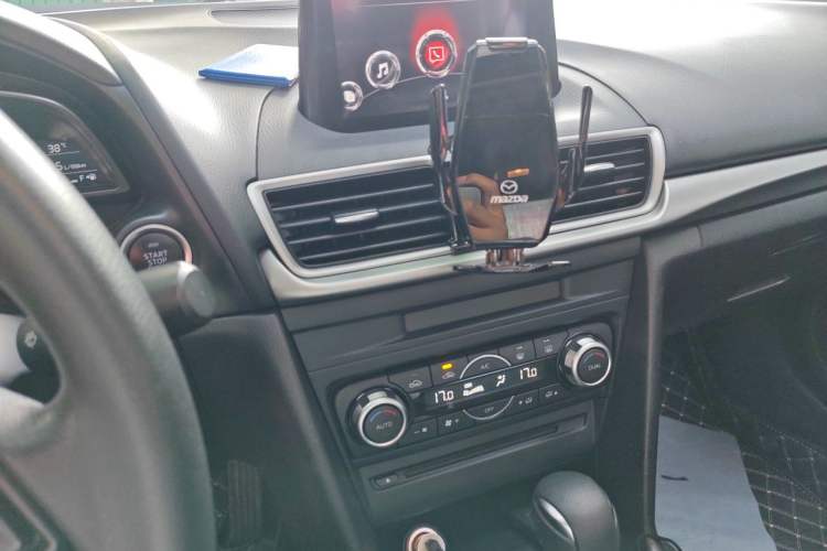 Used Mazda 3 Axela 2019 Cloud-Controlled Sedan 1.5L Automatic Luxury Model China VI Standard Audio And AC Panel