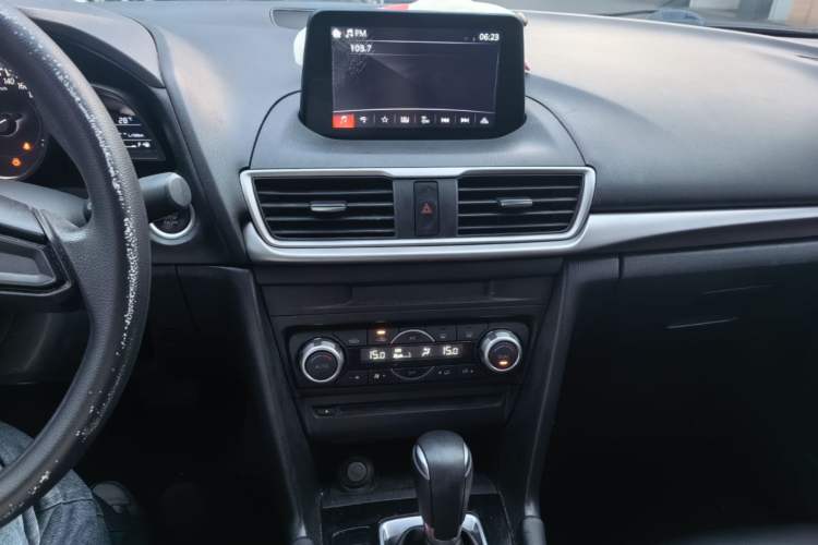 Used Mazda 3 Axela 2019 Cloud-Controlled Sedan 1.5L Automatic Luxury Model China VI Standard Audio And AC Panel