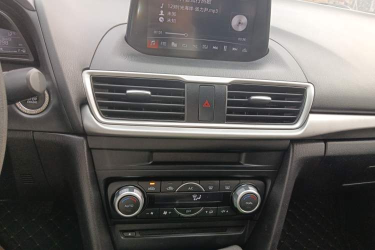 Used Mazda 3 Axela 2019 Cloud-Controlled Version Sedan 1.5L Automatic Luxury Trim China V Standard Audio And AC Panel