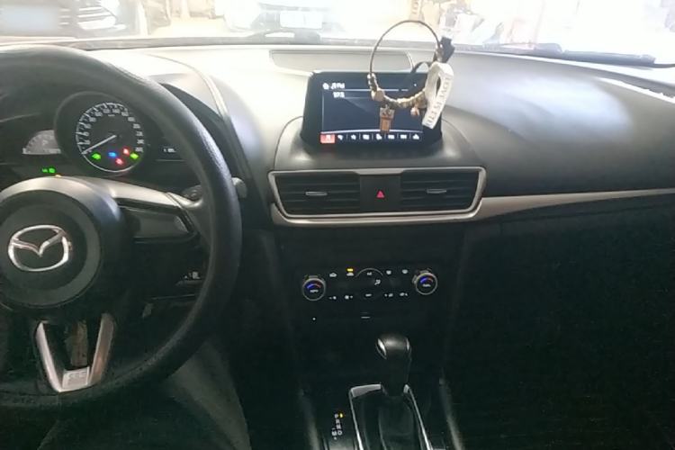 Used Mazda 3 Axela 2019 Cloud-Controlled Sedan 1.5L Automatic Luxury Model China VI Standard Center Console
