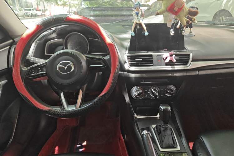 Used Mazda 3 Axela 2019 Cloud-Control Edition Hatchback 1.5L Automatic Comfort Model China VI Standard Center Console
