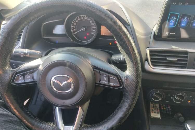 Used Mazda 3 Axela 2019 Cloud-Controlled Version Sedan 1.5L Automatic Comfort Trim China VI Standard Center Console