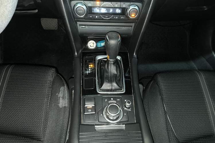 Used Mazda 3 Axela 2019 Cloud-Controlled Edition Hatchback 1.5L Automatic Luxury Model China VI Standard Gear Lever
