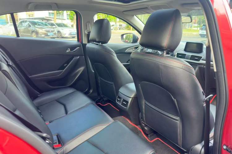 Used Mazda 3 Axela 2019 Cloud-Controlled Sedan 1.5L Automatic Luxury Model China VI Standard Interior 4