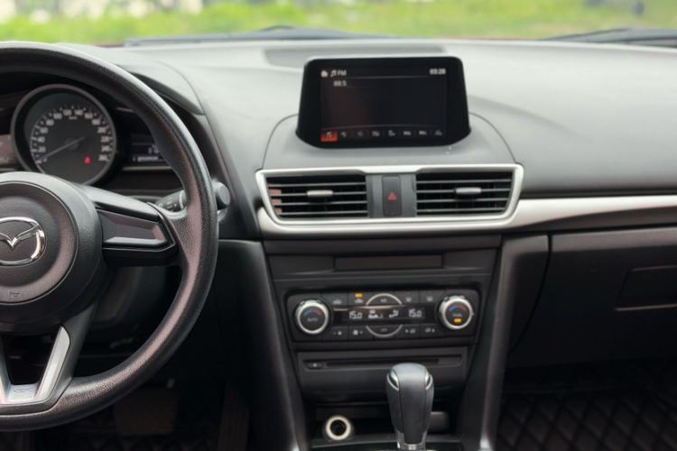 Used Mazda 3 Axela 2019 Cloud-Controlled Sedan 1.5L Automatic Luxury Model China VI Standard Interior 7