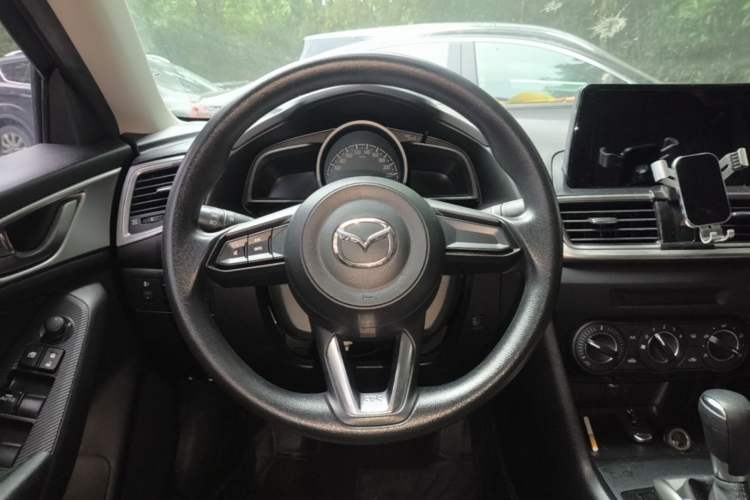 Used Mazda 3 Axela 2019 Cloud-Controlled Version Sedan 1.5L Automatic Comfort Trim China VI Standard Steering Wheel