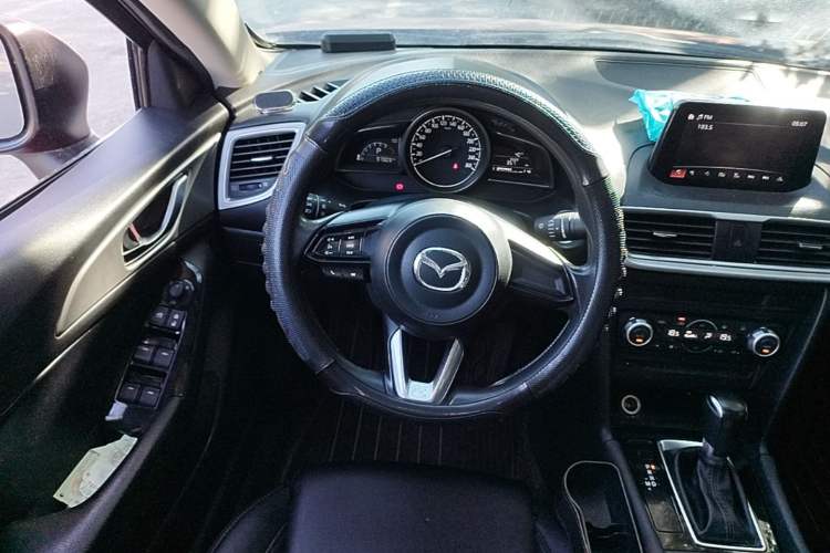 Used Mazda 3 Axela 2019 Cloud-Controlled Sedan 1.5L Automatic Luxury Model China VI Standard Steering Wheel