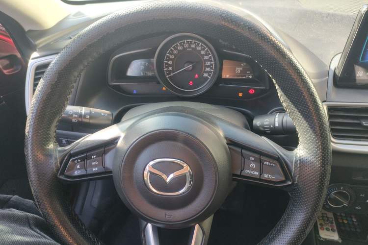 Used Mazda 3 Axela 2019 Cloud-Controlled Version Sedan 1.5L Automatic Comfort Trim China VI Standard Steering Wheel