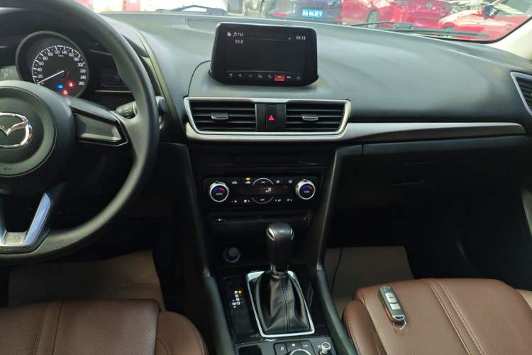 Used Mazda 3 Axela 2019 Cloud-Controlled Sedan 1.5L Automatic Luxury Model China VI Standard Audio And AC Panel