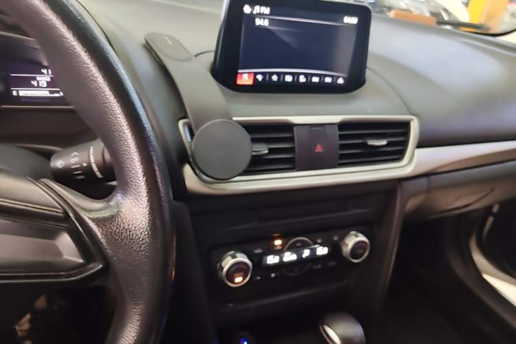 Used Mazda 3 Axela 2019 Cloud-Controlled Sedan 1.5L Automatic Luxury Model China VI Standard Audio And AC Panel