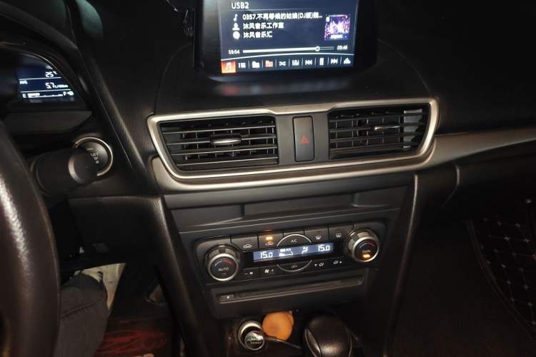Used Mazda 3 Axela 2019 Cloud-Controlled Sedan 1.5L Automatic Luxury Model China VI Standard Audio And AC Panel