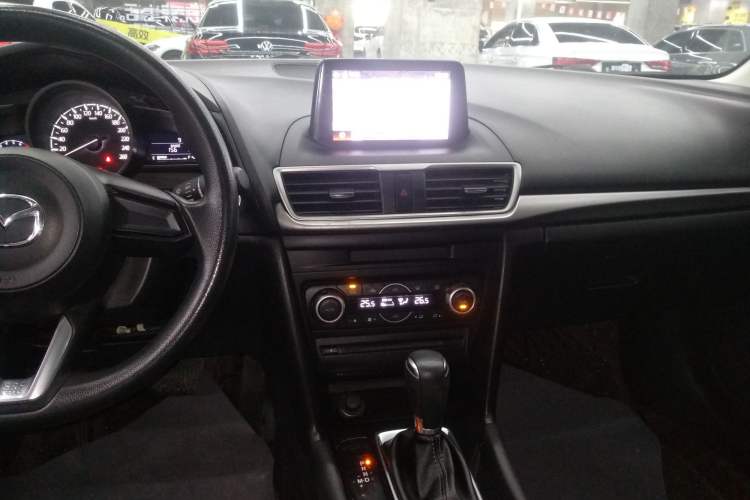 Used Mazda 3 Axela 2019 Cloud-Controlled Sedan 1.5L Automatic Luxury Model China VI Standard Audio And AC Panel