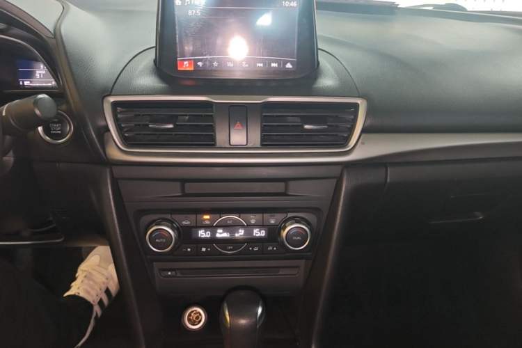 Used Mazda 3 Axela 2019 Cloud-Controlled Sedan 1.5L Automatic Luxury Model China VI Standard Audio And AC Panel