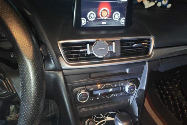 Used Mazda 3 Axela 2019 Cloud-Controlled Sedan 1.5L Automatic Luxury Model China VI Standard Audio And AC Panel