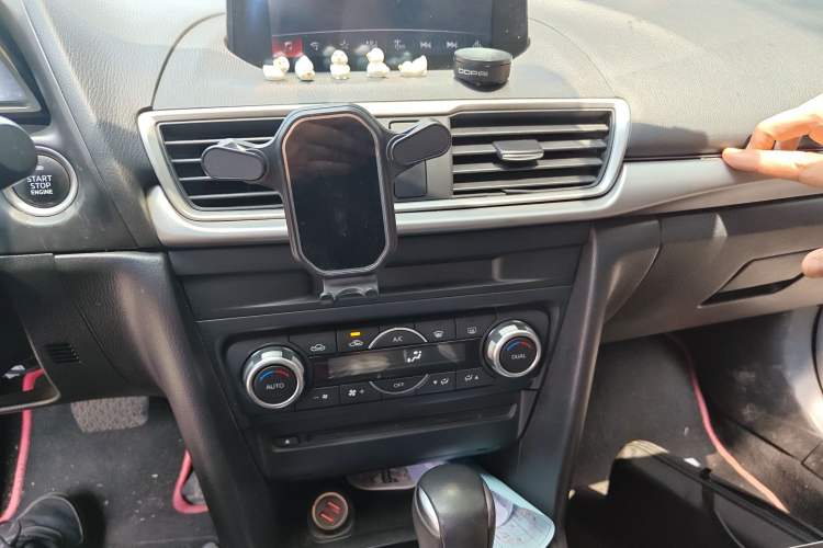 Used Mazda 3 Axela 2019 Cloud-Controlled Version Hatchback 2.0L Automatic Luxury Model China VI Standard Audio And AC Panel