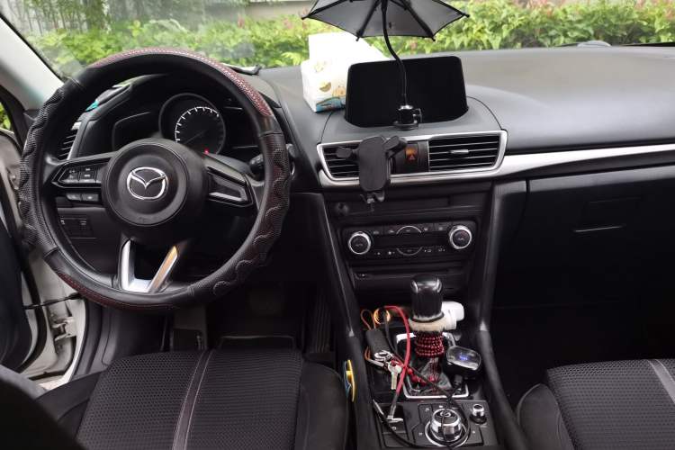 Used Mazda 3 Axela 2019 Cloud-Controlled Version Sedan 1.5L Automatic Luxury Trim China V Standard Center Console