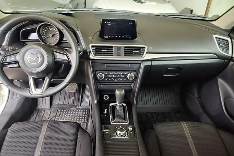 Used Mazda 3 Axela 2019 Cloud-Controlled Version Hatchback 2.0L Automatic Luxury Model China VI Standard Center Console