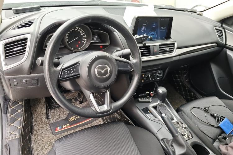 Used Mazda 3 Axela 2019 Cloud-Controlled Version Sedan 1.5L Automatic Comfort Trim China VI Standard Center Console