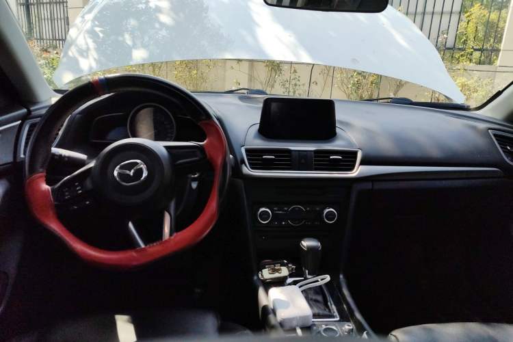 Used Mazda 3 Axela 2019 Cloud-Controlled Sedan 1.5L Automatic Luxury Model China VI Standard Center Console