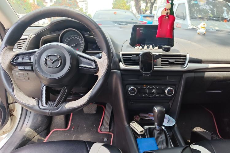 Used Mazda 3 Axela 2019 Cloud-Controlled Version Hatchback 2.0L Automatic Luxury Model China VI Standard Center Console