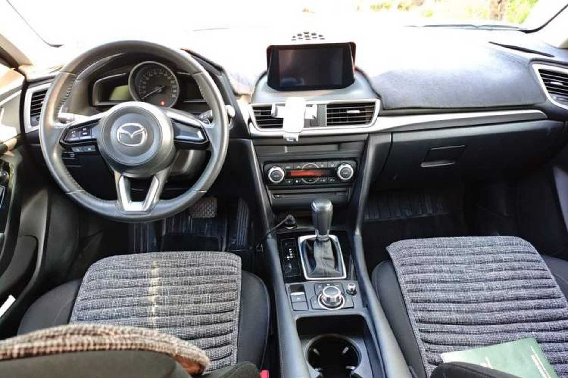 Used Mazda 3 Axela 2019 Cloud-Controlled Version Hatchback 2.0L Automatic Luxury Model China VI Standard Center Console