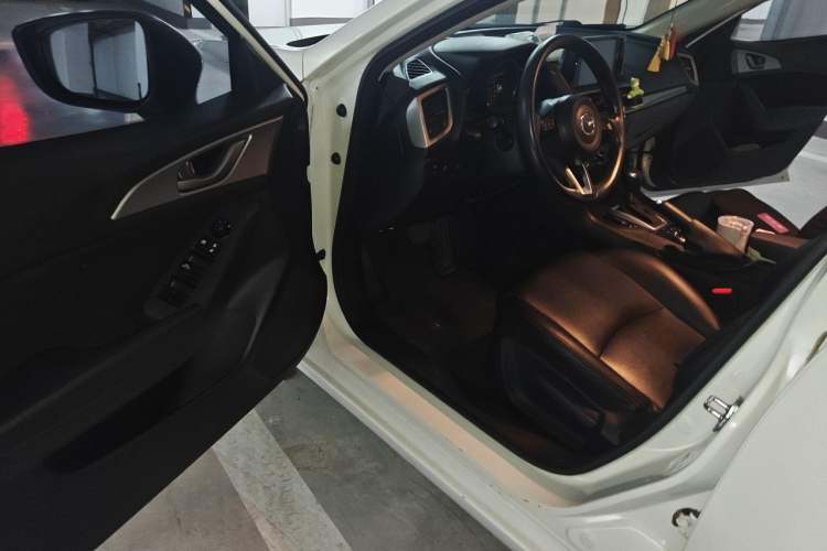 Used Mazda 3 Axela 2019 Cloud-Controlled Version Sedan 1.5L Automatic Comfort Trim China VI Standard Driver Seat