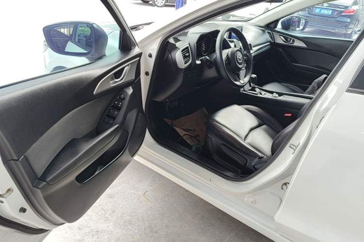 Used Mazda 3 Axela 2019 Cloud-Controlled Sedan 1.5L Automatic Luxury Model China VI Standard Driver Seat