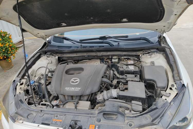 Used Mazda 3 Axela 2019 Cloud-Controlled Version Sedan 1.5L Automatic Comfort Trim China VI Standard Engine Bay