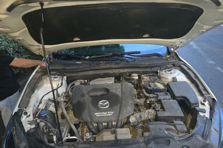 Used Mazda 3 Axela 2019 Cloud-Controlled Sedan 1.5L Automatic Luxury Model China VI Standard Engine Bay