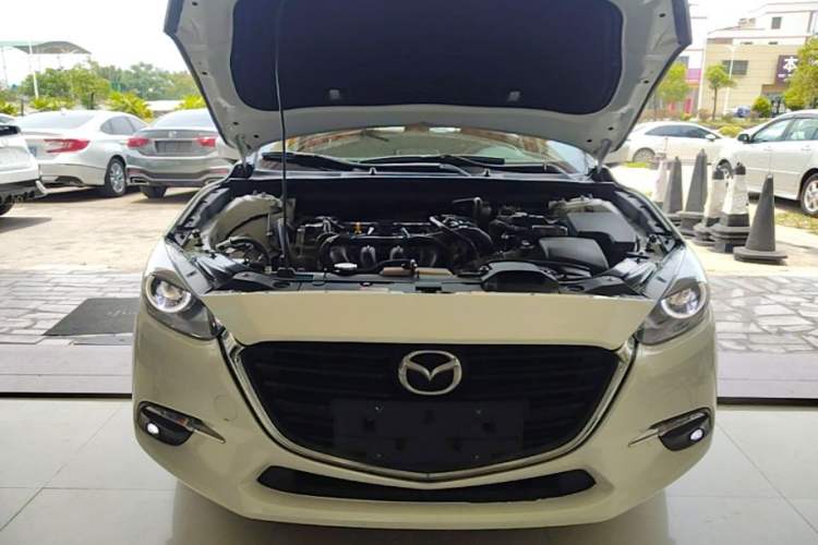 Used Mazda 3 Axela 2019 Cloud-Controlled Version Hatchback 2.0L Automatic Luxury Model China VI Standard Engine Bay