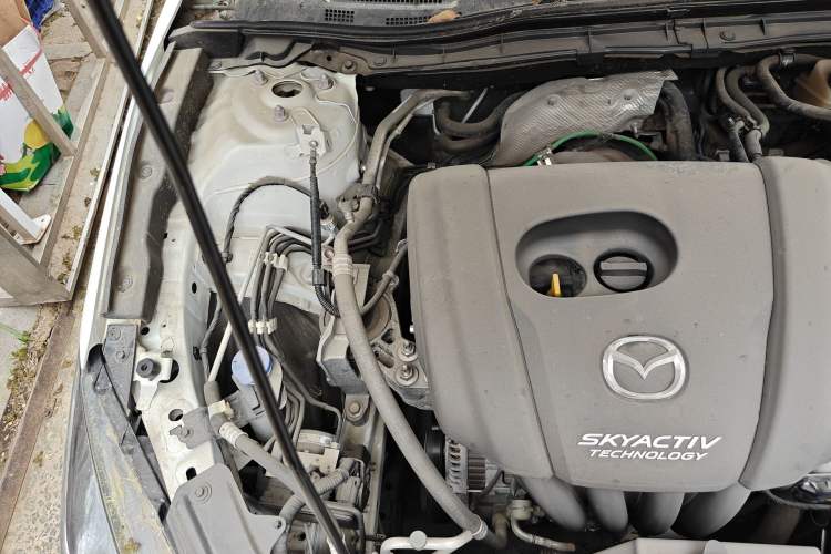 Used Mazda 3 Axela 2019 Cloud-Controlled Version Sedan 1.5L Automatic Comfort Trim China VI Standard Engine Bay Right