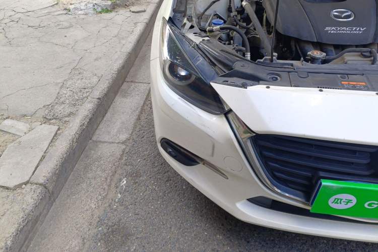 Used Mazda 3 Axela 2019 Cloud-Controlled Sedan 1.5L Automatic Luxury Model China VI Standard Engine Bay Right