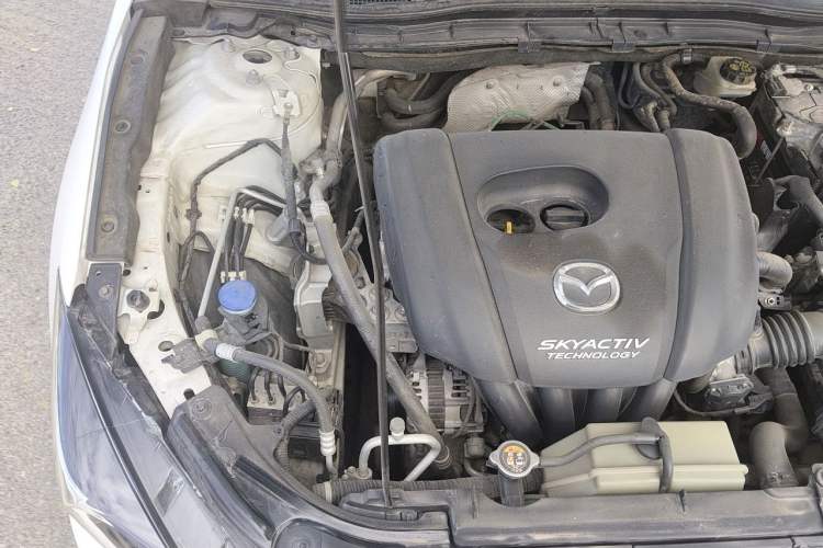 Used Mazda 3 Axela 2019 Cloud-Controlled Version Sedan 1.5L Automatic Comfort Trim China VI Standard Engine Bay Right