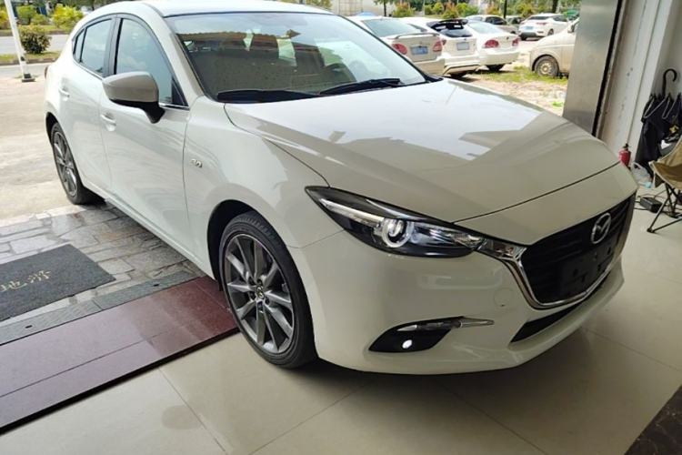 Used Mazda 3 Axela 2019 Cloud-Controlled Version Hatchback 2.0L Automatic Luxury Model China VI Standard Front Right 45 Deg