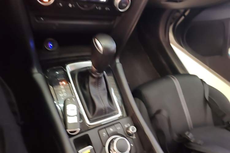 Used Mazda 3 Axela 2019 Cloud-Controlled Sedan 1.5L Automatic Luxury Model China VI Standard Gear Lever