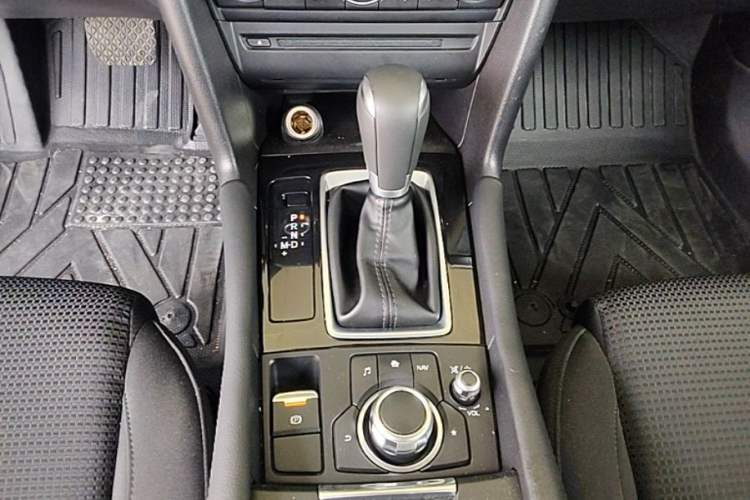 Used Mazda 3 Axela 2019 Cloud-Controlled Version Hatchback 2.0L Automatic Luxury Model China VI Standard Gear Lever