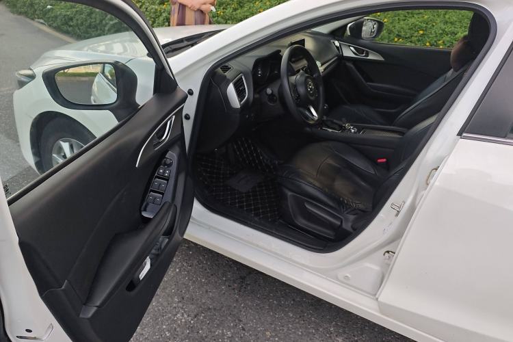 Used Mazda 3 Axela 2019 Cloud-Controlled Sedan 1.5L Automatic Luxury Model China VI Standard Interior 3