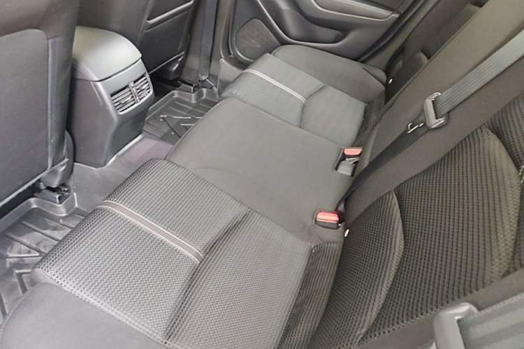 Used Mazda 3 Axela 2019 Cloud-Controlled Version Hatchback 2.0L Automatic Luxury Model China VI Standard Left Rear Seat