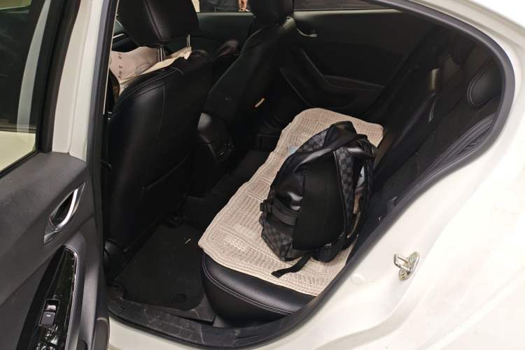 Used Mazda 3 Axela 2019 Cloud-Controlled Sedan 1.5L Automatic Luxury Model China VI Standard Left Rear Seat