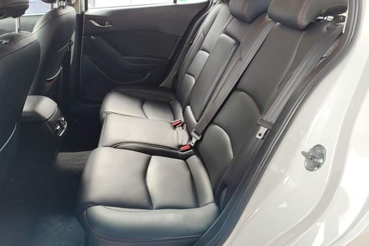 Used Mazda 3 Axela 2019 Cloud-Controlled Sedan 1.5L Automatic Luxury Model China VI Standard Left Rear Seat