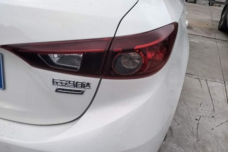 Used Mazda 3 Axela 2019 Cloud-Controlled Version Sedan 1.5L Automatic Comfort Trim China VI Standard Right Rear Taillight