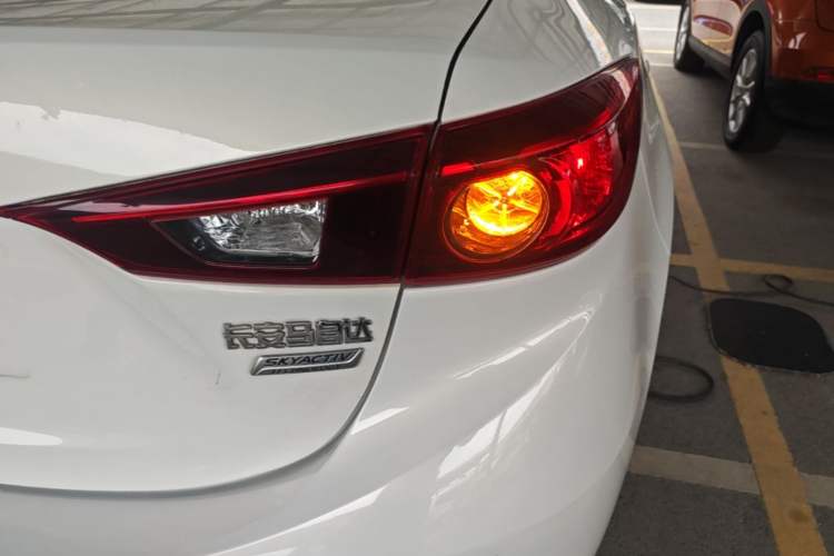 Used Mazda 3 Axela 2019 Cloud-Controlled Version Sedan 1.5L Automatic Comfort Trim China VI Standard Right Rear Taillight