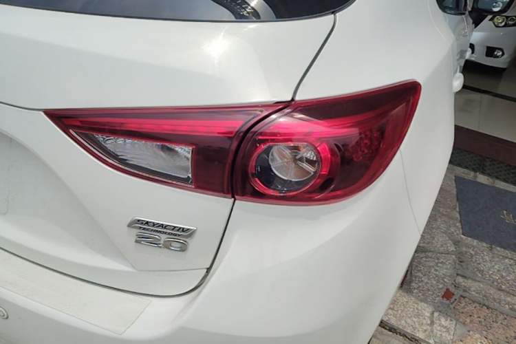 Used Mazda 3 Axela 2019 Cloud-Controlled Version Hatchback 2.0L Automatic Luxury Model China VI Standard Right Rear Taillight