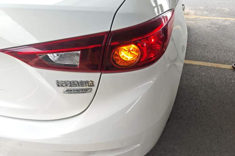Used Mazda 3 Axela 2019 Cloud-Controlled Version Sedan 1.5L Automatic Comfort Trim China VI Standard Right Rear Taillight