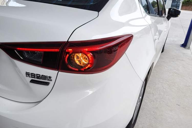 Used Mazda 3 Axela 2019 Cloud-Controlled Sedan 1.5L Automatic Luxury Model China VI Standard Right Rear Taillight