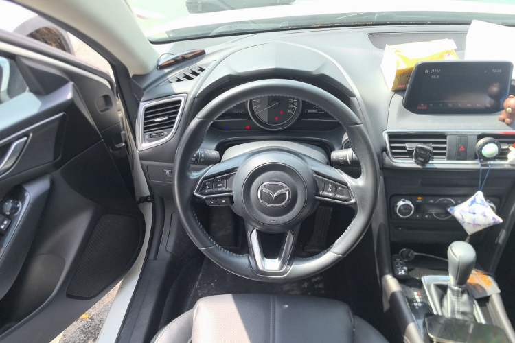 Used Mazda 3 Axela 2019 Cloud-Controlled Version Sedan 2.0L Automatic Luxury Trim China VI Standard Steering Wheel