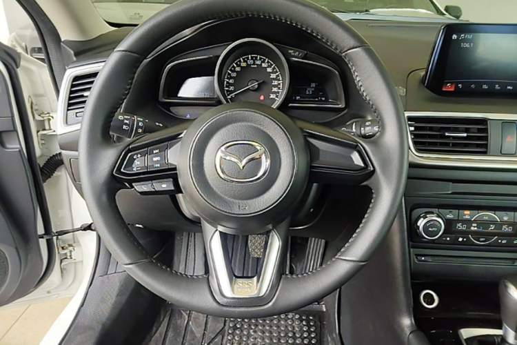 Used Mazda 3 Axela 2019 Cloud-Controlled Version Hatchback 2.0L Automatic Luxury Model China VI Standard Steering Wheel