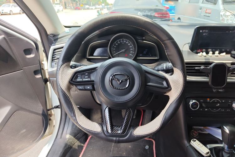 Used Mazda 3 Axela 2019 Cloud-Controlled Version Hatchback 2.0L Automatic Luxury Model China VI Standard Steering Wheel